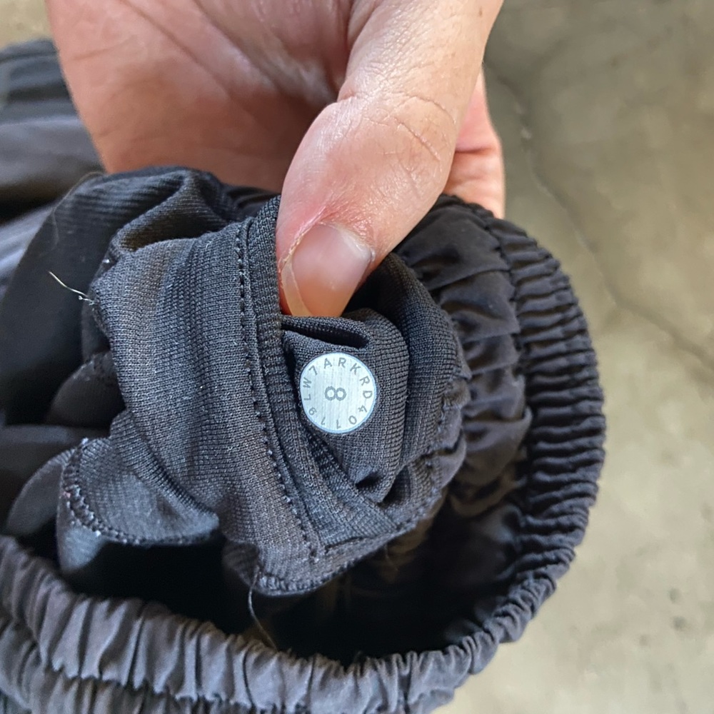lululemon hotty hot shorts 2.5” - Picture 4 of 4